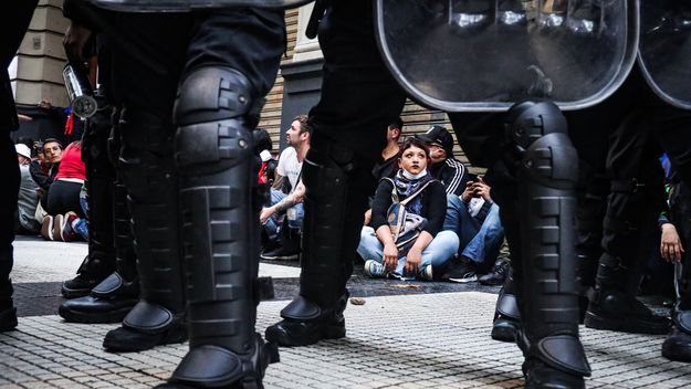 Protesta y represión en la marcha de jubilados e hinchas (Foto Pilar Camacho)