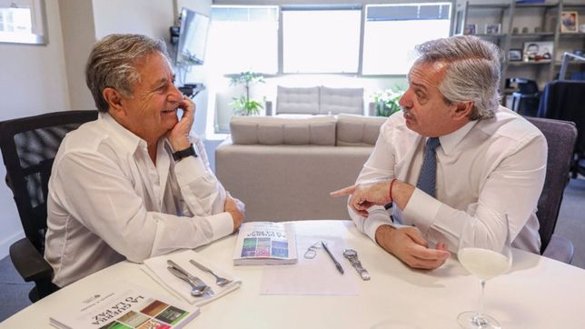 con un retuit, fernandez le respondio a duhalde: el gobierno esta firme