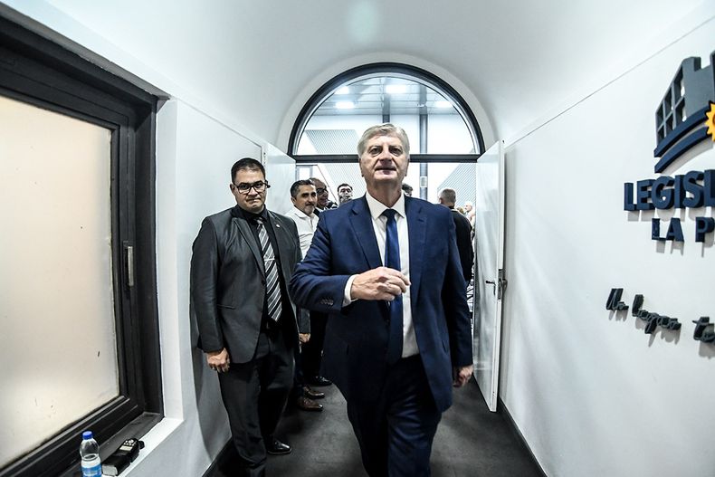 El gobernador Ziliotto, en su ingreso a la Legislatura: fue su reaparición política en escena, después de días de ausencia. FOTO: www.radiokermes.com