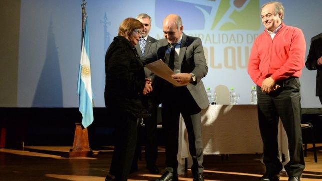 en su primer dia al frente del ejecutivo, salvador fue premiado en tapalque