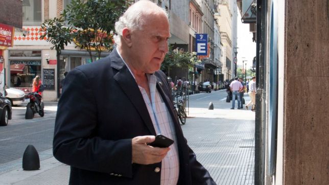 lifschitz agranda el album: foto con el radical de amplio espectro lousteau