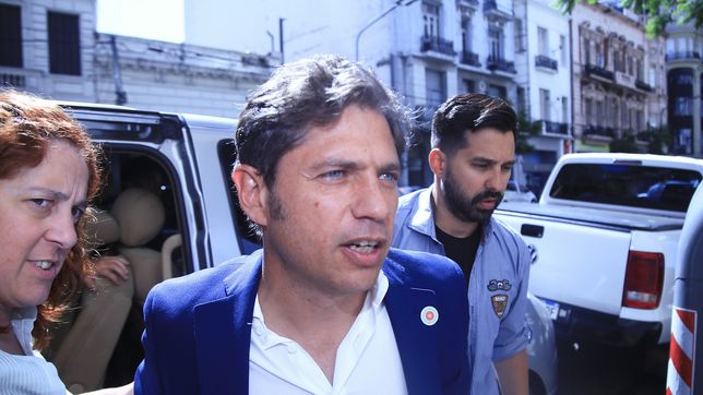 El gobernador bonaerense Axel Kicillof entrando a la Casa de la Provincia.