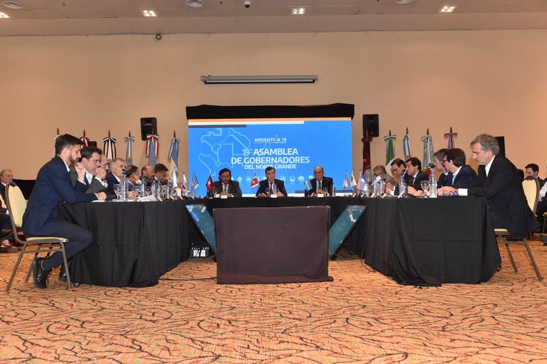 Guillermo Francos y los gobernadores durante la asamblea del Consejo Regional del Norte Grande.