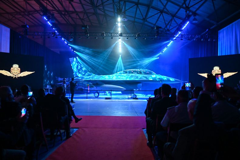 Luis Petri presentó el primer avión F-16 que llegó al país. Luis Petri presentó el primer avión F-16 que llegó al país.