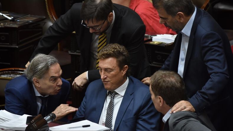 Miguel Pichetto, Oscar Carreño e Ignacio García Aresca (Hacemos Coalición Federal), hablan con Cristian Ritondo y Diego Santilli (PRO). Serán decisivos en el debate de la reforma fiscal. 