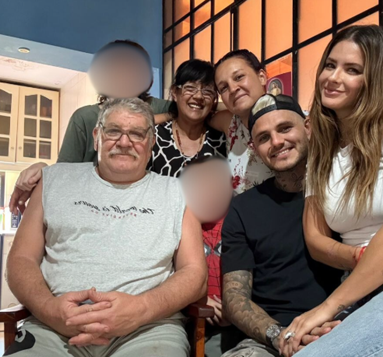 Aldana, Mauro y la China Suárez junto al resto de la familia en Rosario.