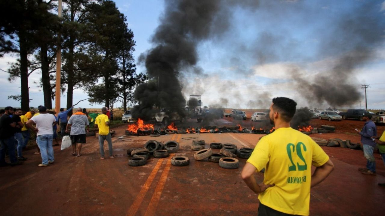 Tensión en Brasil: Bolsonaro no habla y sus bases bloquean rutas y aeropuertos