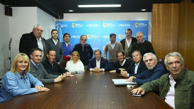 las senales de massa le ponen pausa a la rosca por las listas del pj bonaerense