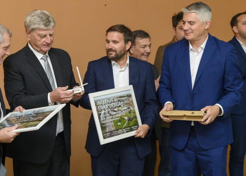 El gobernador de La Pampa Sergio Ziliotto junto a Andrés Zulueta, el presidente de la Empresa  Pampeana de Telecomunicaciones, y el ministro de Conectividad Antonio Curciarello.