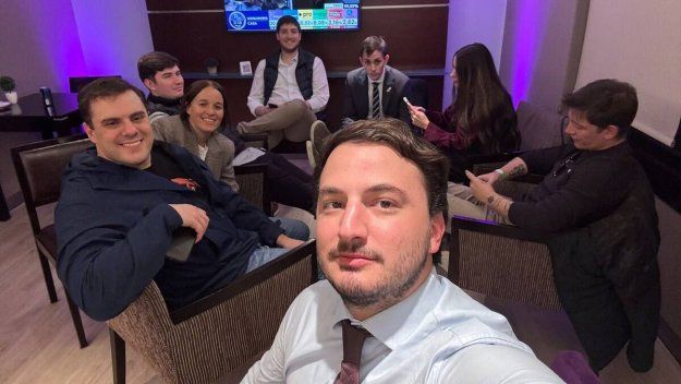 Agustín Romo, junto a funcionarios y otros integrantes de Las Fuerzas del Cielo.