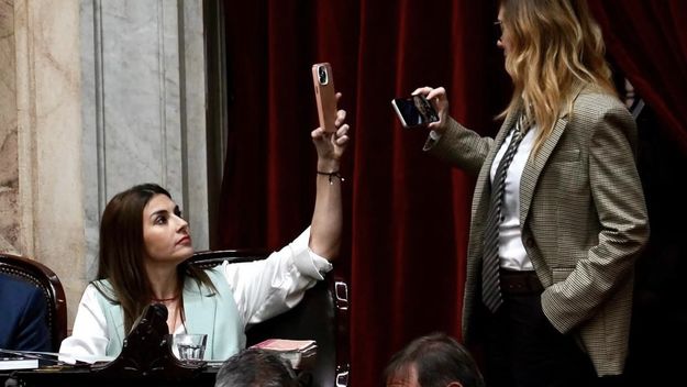 Marcela Pagano y Lilia Lemoine: duelo de celulares.&nbsp;