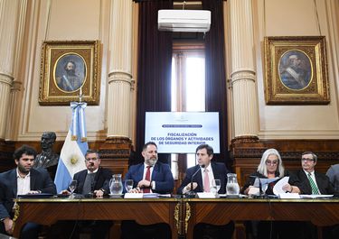 Los miembros de la Comisión bicameral del Congreso, con funcionarios de Patricia Bullrich. Unión por la Patria busca derogar decretos. 