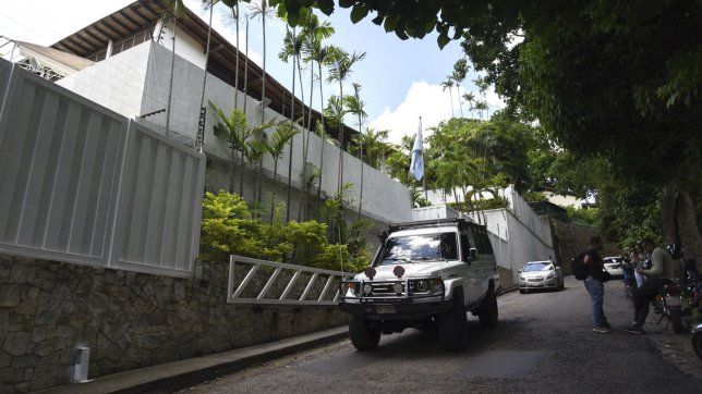 la crisis de la embajada: thriller, drama y comedia de enredos by milei