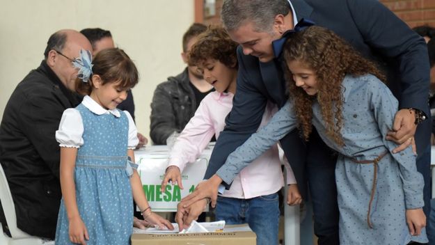 El conservador Iván Duque se impuso por amplio margen y es nuevo presidente