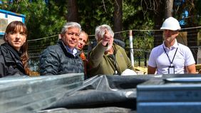 El gobernador de Neuquén, Rolando Figueroa, supervisa una obra.