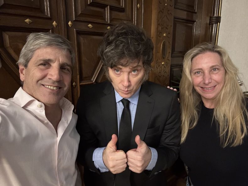 Todo OK: Toto Caputo, Javier Milei y Karina Milei.&nbsp;