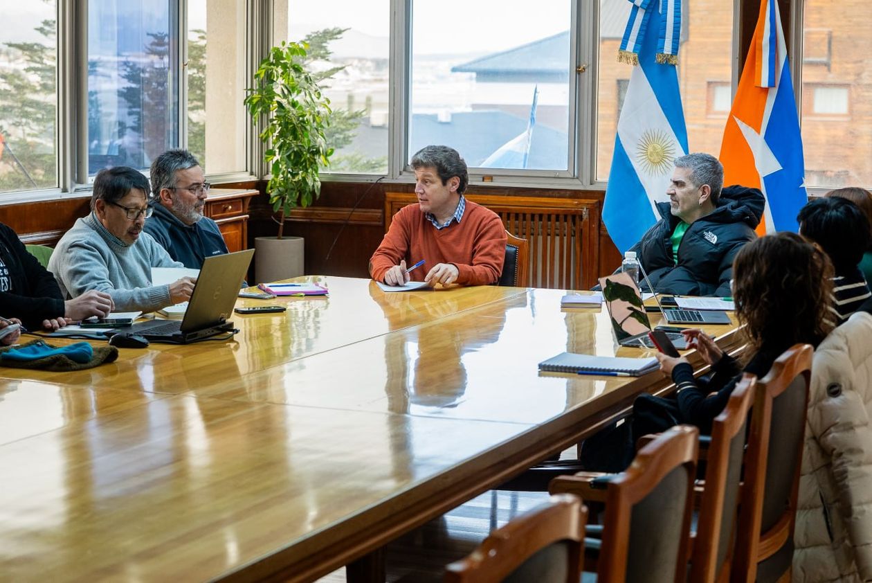 Gustavo Melella prometió una nueva ley de financiamiento educativo a los docentes.
