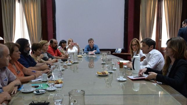 kicillof abre la paritaria, pero no tiene propuesta para docentes ni estatales