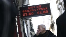 En el debut del cepo, el dólar bajó fuerte y cerró a $57 en el Banco Nación