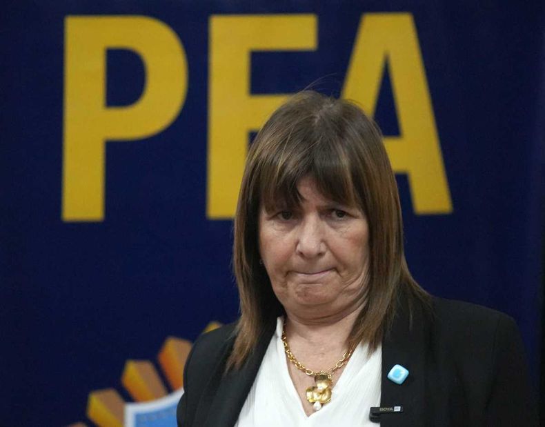 Patricia Bullrich le da más poder, por decreto, a la Policía Federal.