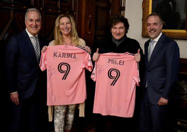 Karina Milei y Javier Milei, con camisetas firmadas por Lionel Messi.&nbsp;