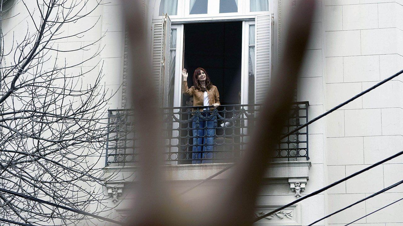 CFK lanzó su candidatura desde el balcón del departamento en el que cumple prisión domiciliaria.&nbsp;