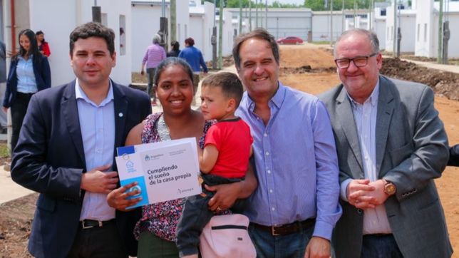 en entre rios, el gobierno entrego 64 viviendas del programa reconstruir