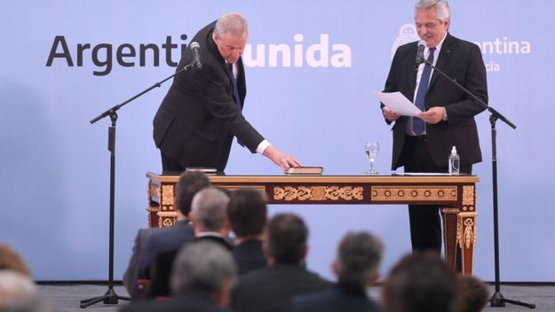 Una aplanadora para tapar los baches de la herencia Trotta