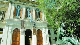 Un hombre en contra del aborto se desnudó en la puerta del Rectorado de la UNLP