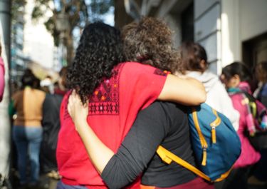 Las trabajadoras del área de género, a la espera de (malas) noticias. FOTO: @julianite.nite&nbsp;
