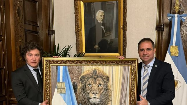 Mauricio Davico junto a Javier Milei en la Casa Rosada, cuando el intendente de Gualeguaychú viajó exclusivamente para regalarle un cuadro al presidente. 