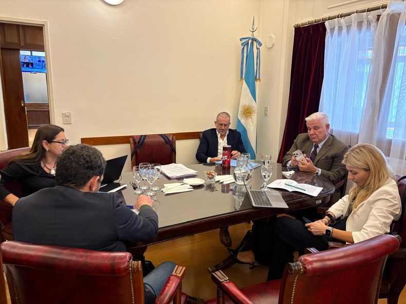 Bertie Benegas Lynch, Agustín Monteverde y Daiana Molero, durante la reunión de la Oficina de Presupuesto del Congreso (OPC).&nbsp;