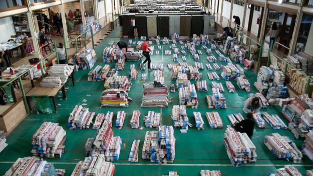 El equipo de la justicia electoral en pleno armado de las urnas para distribuir en toda la provincia de Buenos Aires - Foto: Letra P