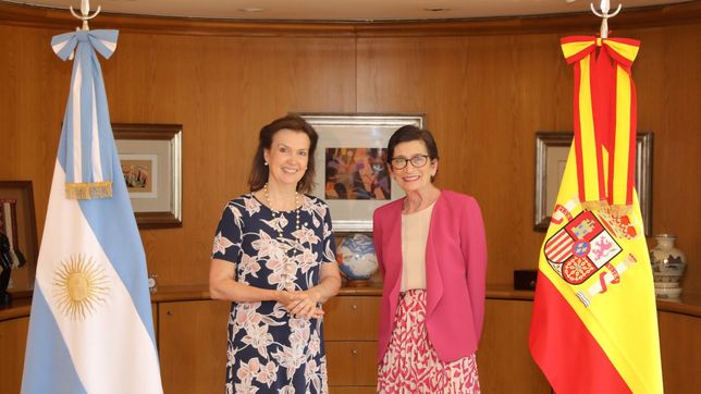 Diana Mondino, canciller de Javier Milei, junto a María Jesus Alonso Jimenez