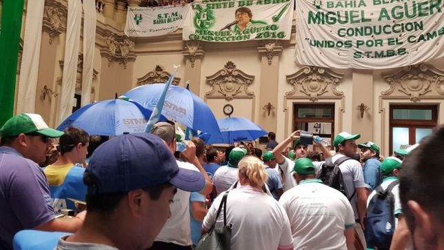 en su paso por bahia blanca, vidal sera recibida por una protesta de municipales