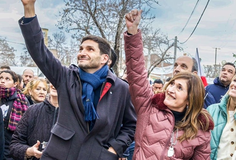 Adriana Chuchi Molina junto a Maximiliano Pullaro, gobernador de la provincia de Santa Fe.