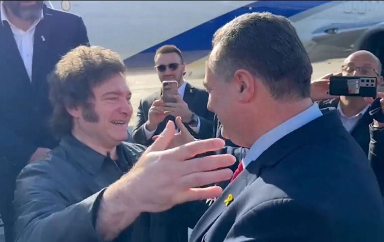 El Presidente Javier Milei aterrizó en Tel Aviv y fue recibido por el Ministro de Asuntos Exteriores de Israel, Yisrael Katz. (Foto: NA) El Presidente Javier Milei aterrizó en Tel Aviv y fue recibido por el Ministro de Asuntos Exteriores de Israel, Yisrael Katz. (Foto: NA)