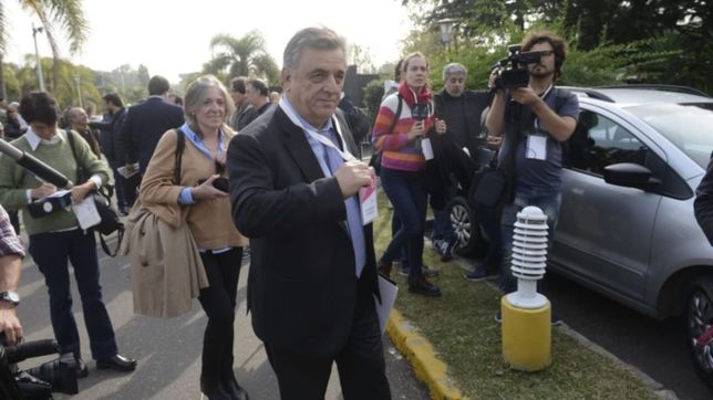 corridas en el ingreso a la convencion, con rozas y negri en foco