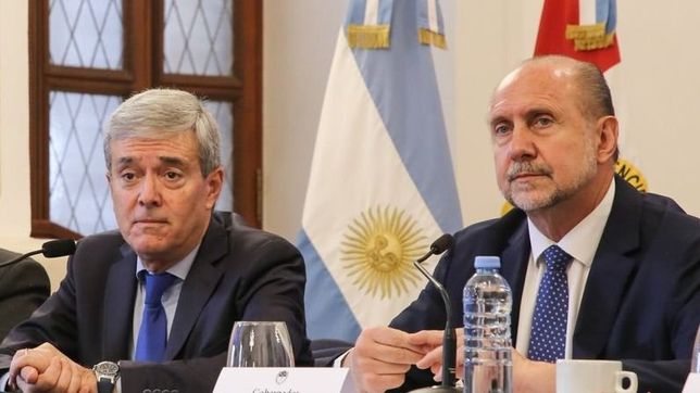 El ministro de Economía Walter Agosto y el gobernador Omar Perotti armaron un plan de pagos temporal. 