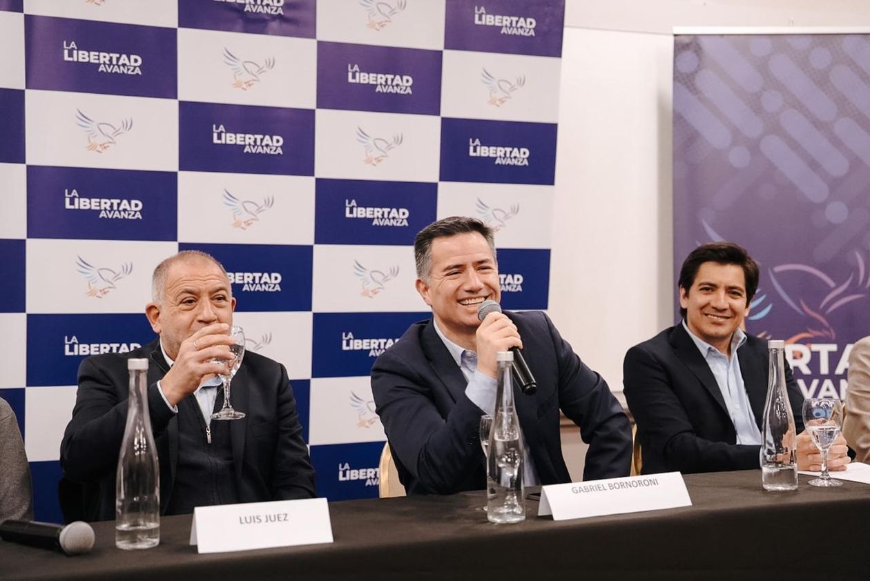 Luis Juez, Gabriel Bornoroni y Sebastián Roca, en la presentación de candidatos de LLA en Córdoba.