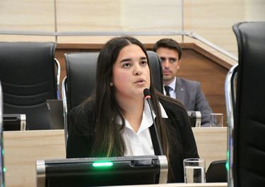 La concejala de La Libertad Avanza en Rosario Samanta Arias camina por la cuerda floja tras el salto de Federico Angelini a Unidos
