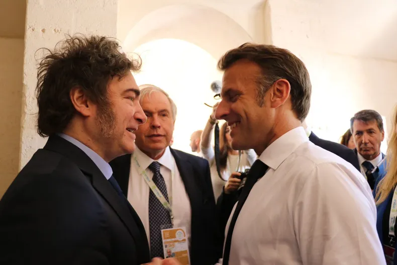 Javier Milei y Emmanuel Macron  en la cumbre del G7 (Foto: Vocería Presidencial)