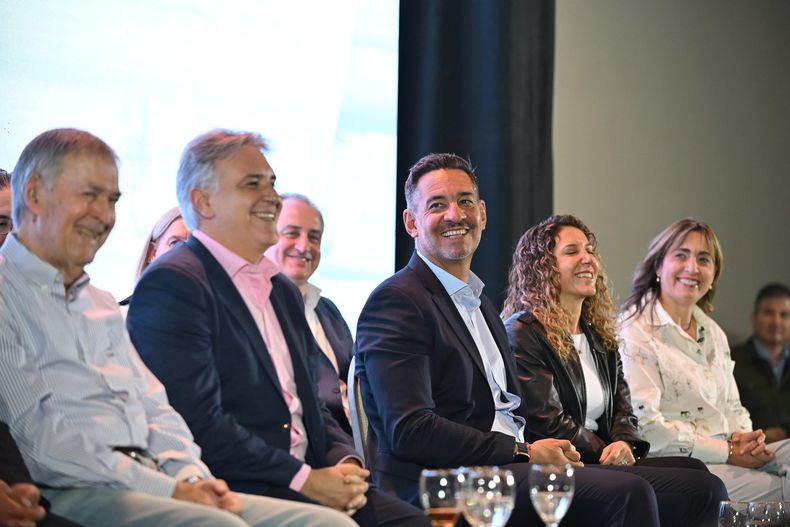 Miguel Siciliano junto al gobernador de C&oacute;rdoba Mart&iacute;n Llaryora y Juan Schiaretti.