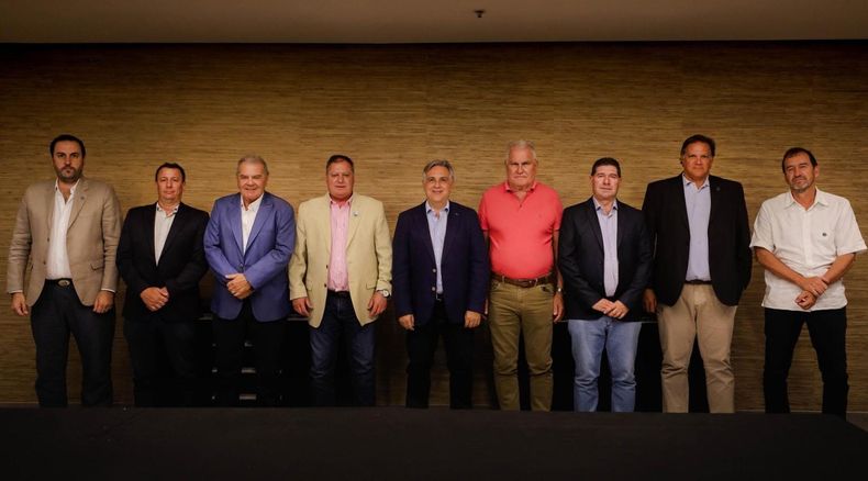 Martín Llaryora, Sergio Busso y los integrantes de la Mesa de Enlace Córdoba. 