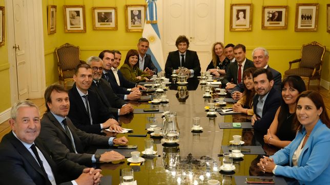 Javier Milei con el bloque de la UCR en Casa Rosada
