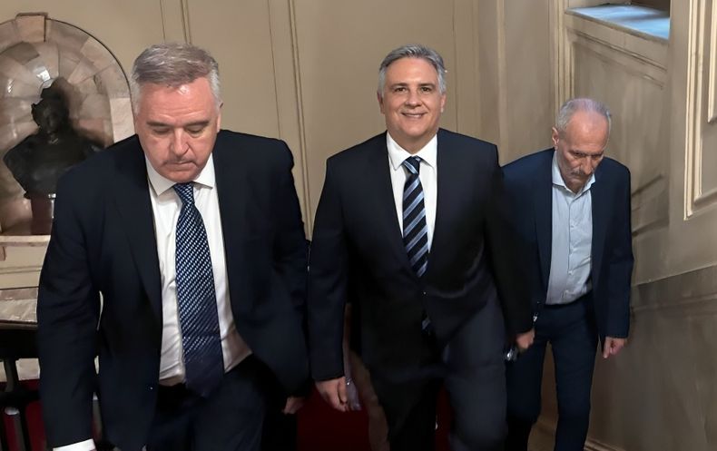 Martín Llaryora fue uno de los pocos gobernadores que escucharon el discurso de Javier Milei en el Congreso.