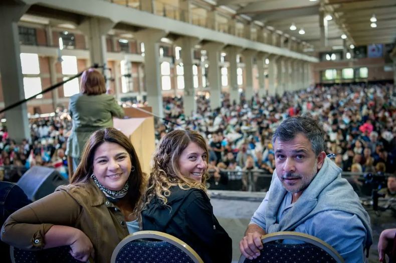 Diego Hak junto a la legisladora Nadia Fernandez y la ministra Laura Jure, durante un discurso de Alejandra Vigo.