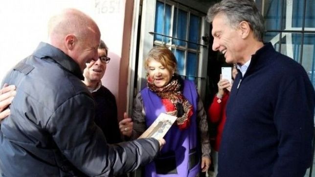 un repatriado subido al caballo del comisario