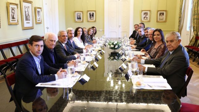 bronca y criticas de pichetto por los sueldos y los dnu