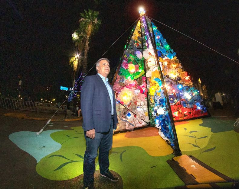Martín Llaryora y el árbol de Navidad hecho con residuos reciclables en la ciudad de Córdoba.&nbsp;